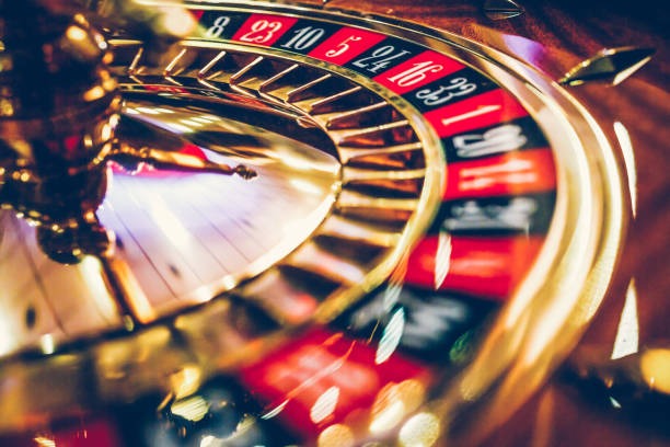 Mobile dashboard showing live games and payout status